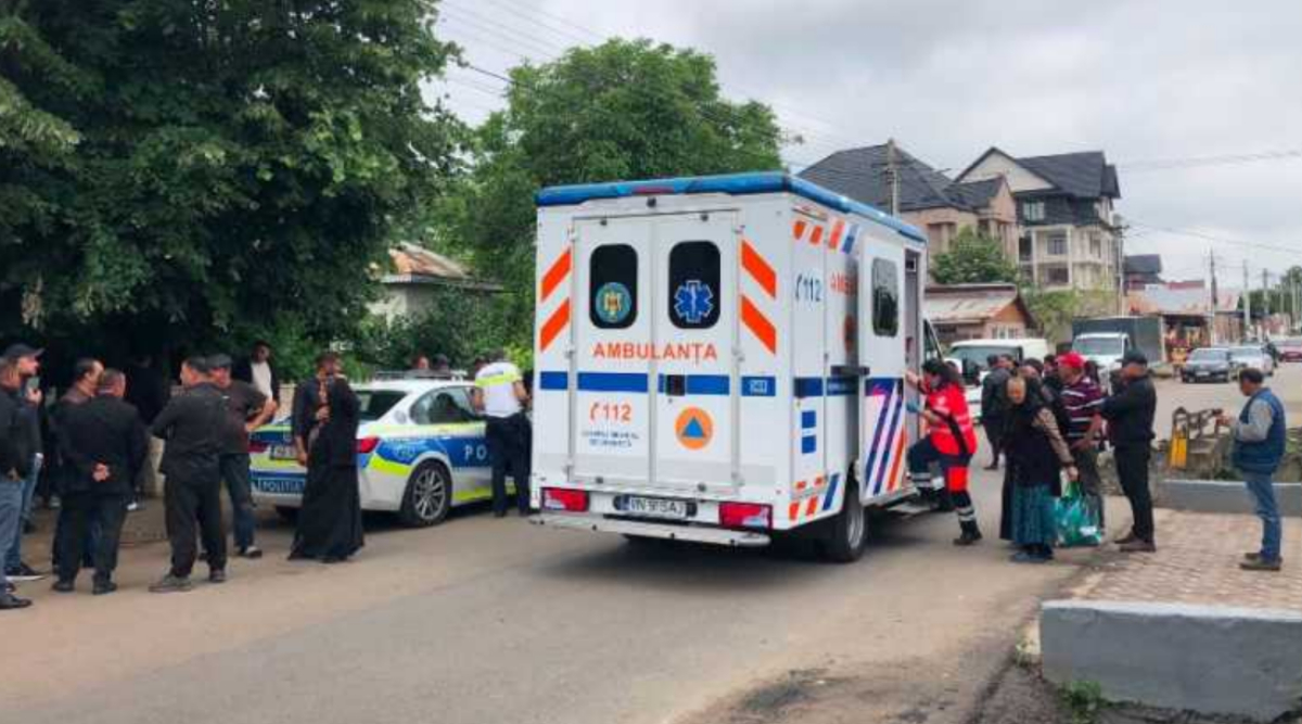 Șapte persoane, printre care 5 copii minori, au ajuns la spital după ce triciclul în care se aflau a lovit o autoutilitară
