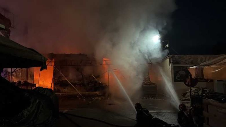 O hală de legume din Argeș a luat foc.