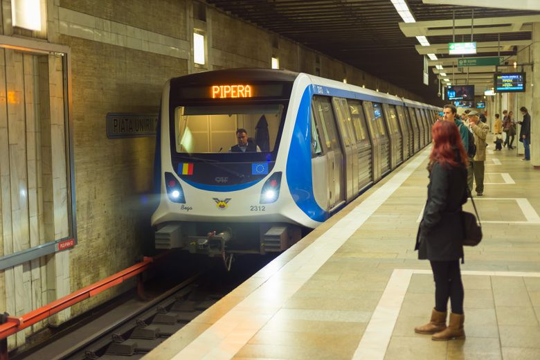 Bucăți din tavan au căzut pe un vagon de metrou în stația Piața Unirii 2