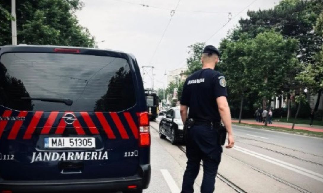 Un echipaj al Jandarmeriei a intervenit de urgență în zona Parcului Copou din Iași, după ce o persoană a fost găsită întinsă pe carosabil. Aceasta fusese implicată într-un eveniment rutier