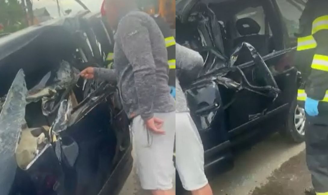 Un autoturism a fost grav avariat după ce a fost atins de cupa unui excavator. Șoferul a fost transportat de urgență la spital