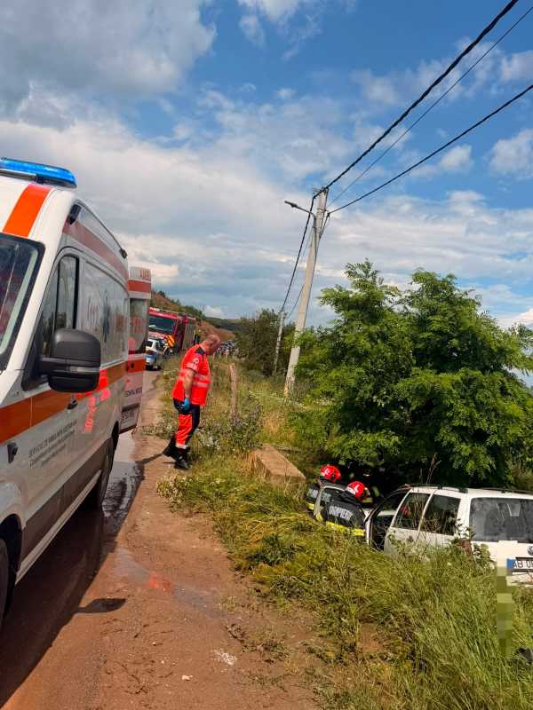 O persoană și-a pierdut viața și trei au fost rănite după ce autoturismul în care se aflau a căzut în albia unui râu