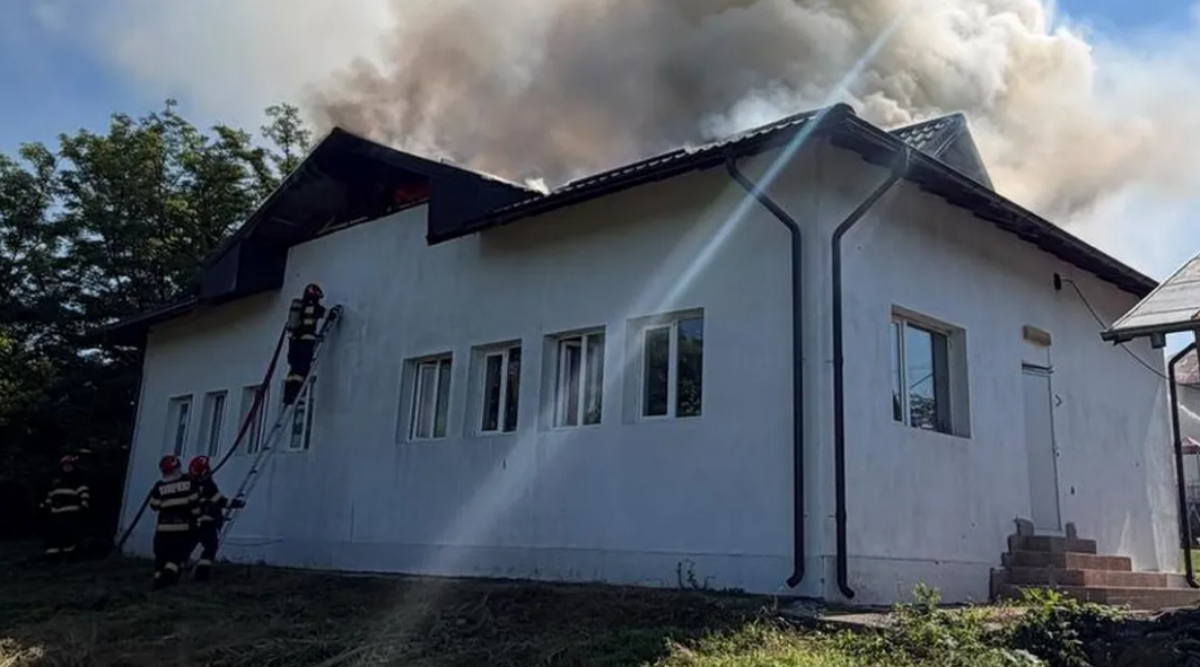 BREAKING Arde o grădiniță din Prahova. Aproape 30 de copii se aflau în clădire