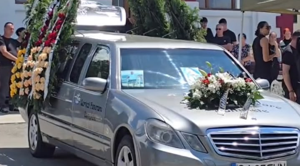  Primele imagini de la înmormântarea lui Alexandru, rezidentul găsit fără viață în baia spitalului Floreasca