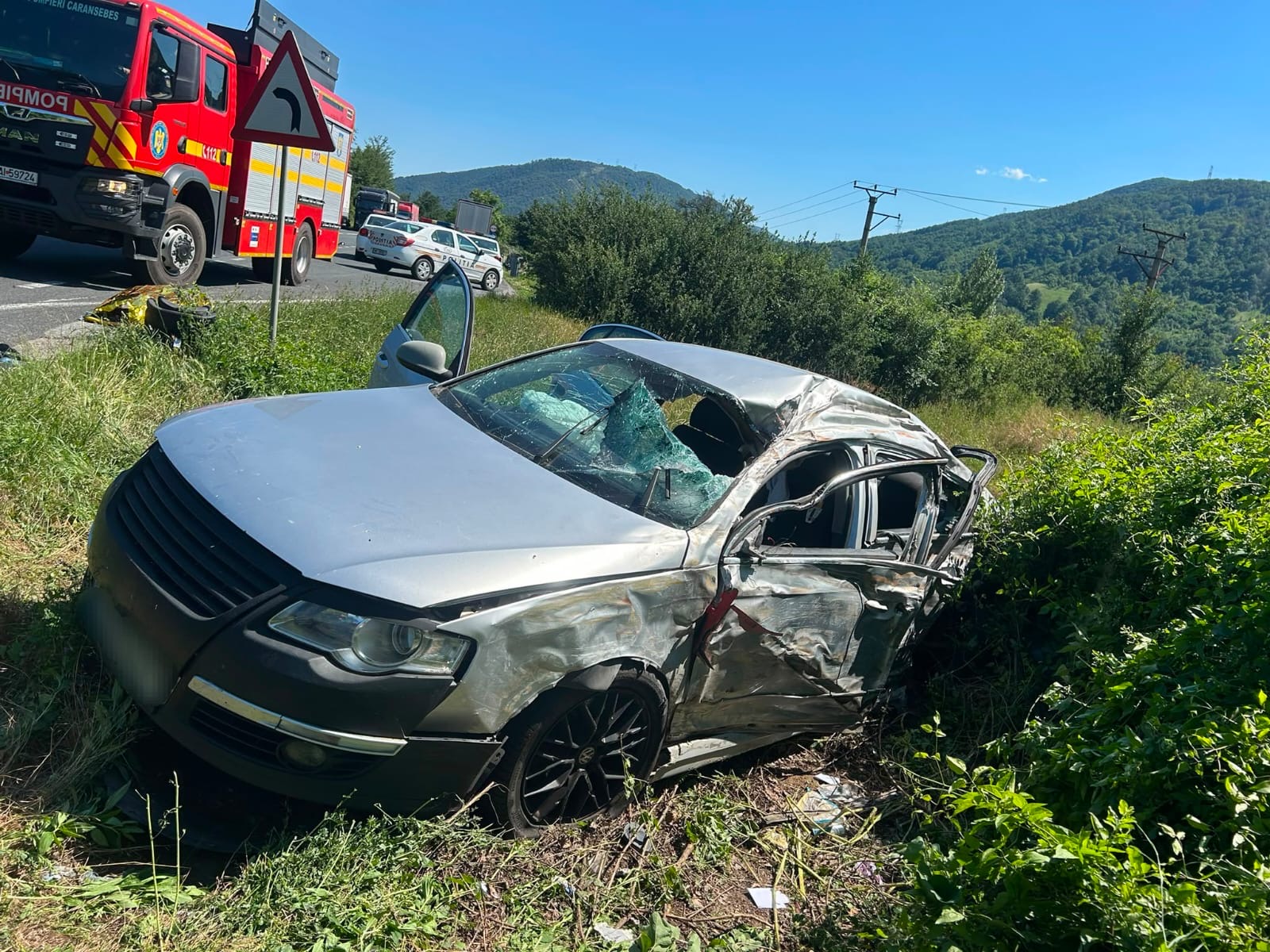 Traficul este blocat pe DN 6! O tânără de 24 de ani s-a stins din viață în urma unui impact violent dintre o mașină și un TIR