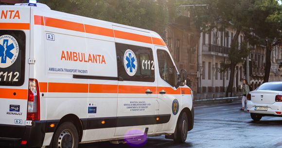 Doi elevi de 7 ani, din Botoșani, au ajuns la spital după ce o bancă a căzut peste ei &icirc;n timpul orei de sport
