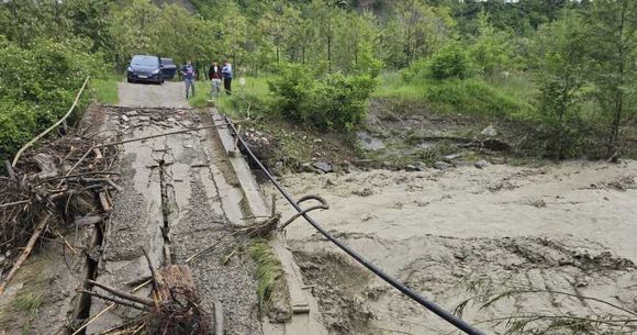 Un sat &icirc;ntreg a rămas izolat după ce podul din comuna Izvoarele a fost luat de ape. 