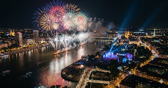 Fabricarea artificiilor &icirc;mbină pirotehnia, siguranța și designul pentru a crea fiecare spectacol de festival și afișaj cu precizie la nivel mondial.