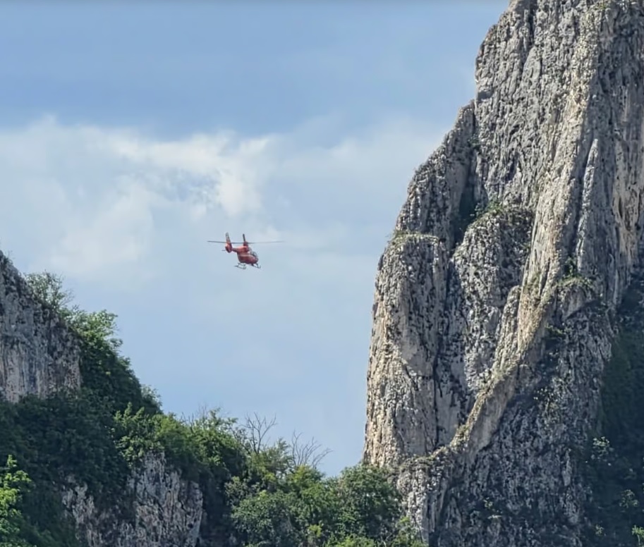 Un alpinist de 22 de ani și-a pierdut viața după ce a căzut în gol 50 de metri pe Via Ferrata, din Cheile Turzii