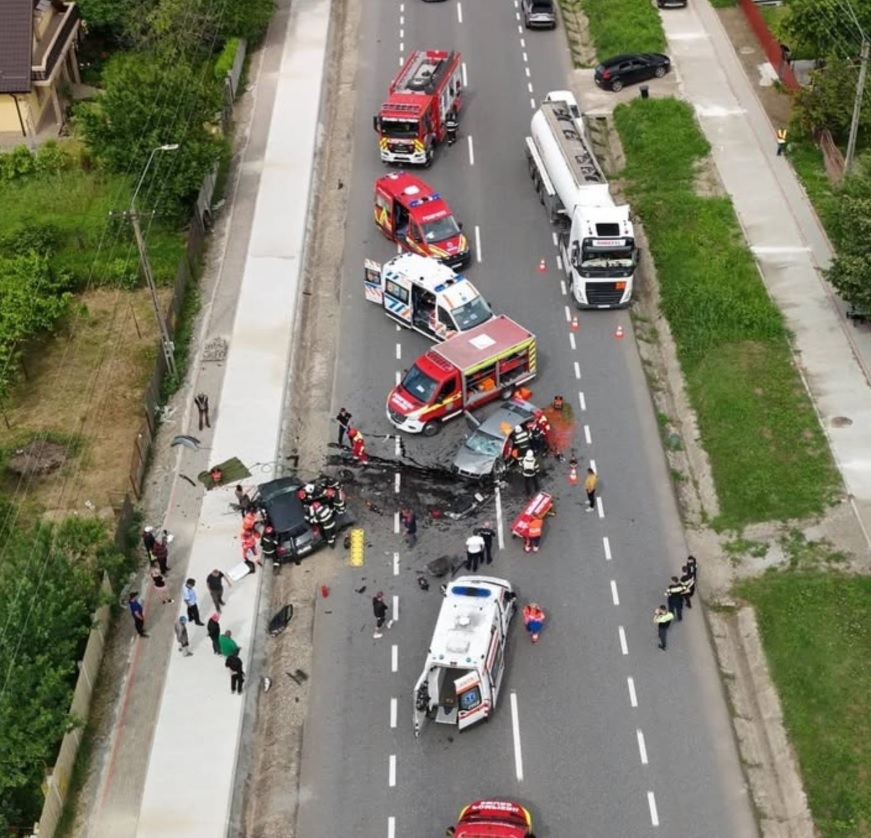 Impact violent între 2 mașini în județul Iași. Echipajele de intervenție au acționat de urgență pentru salvarea a două persoane blocate în autoturismele avariate
