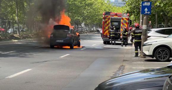 O mașină a fost cuprinsă de foc &icirc;n sectorul 3 din București. 