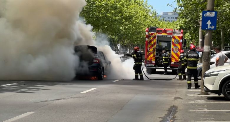 Un autoturism a luat foc pe Bulevardul Camil Ressu din Sectorul 3 al Capitalei. 