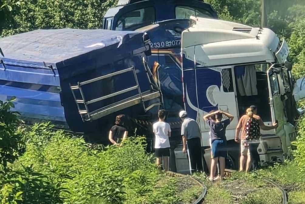 Un TIR a fost izbit violent de o locomotivă, lângă Motru. Câte victime sunt