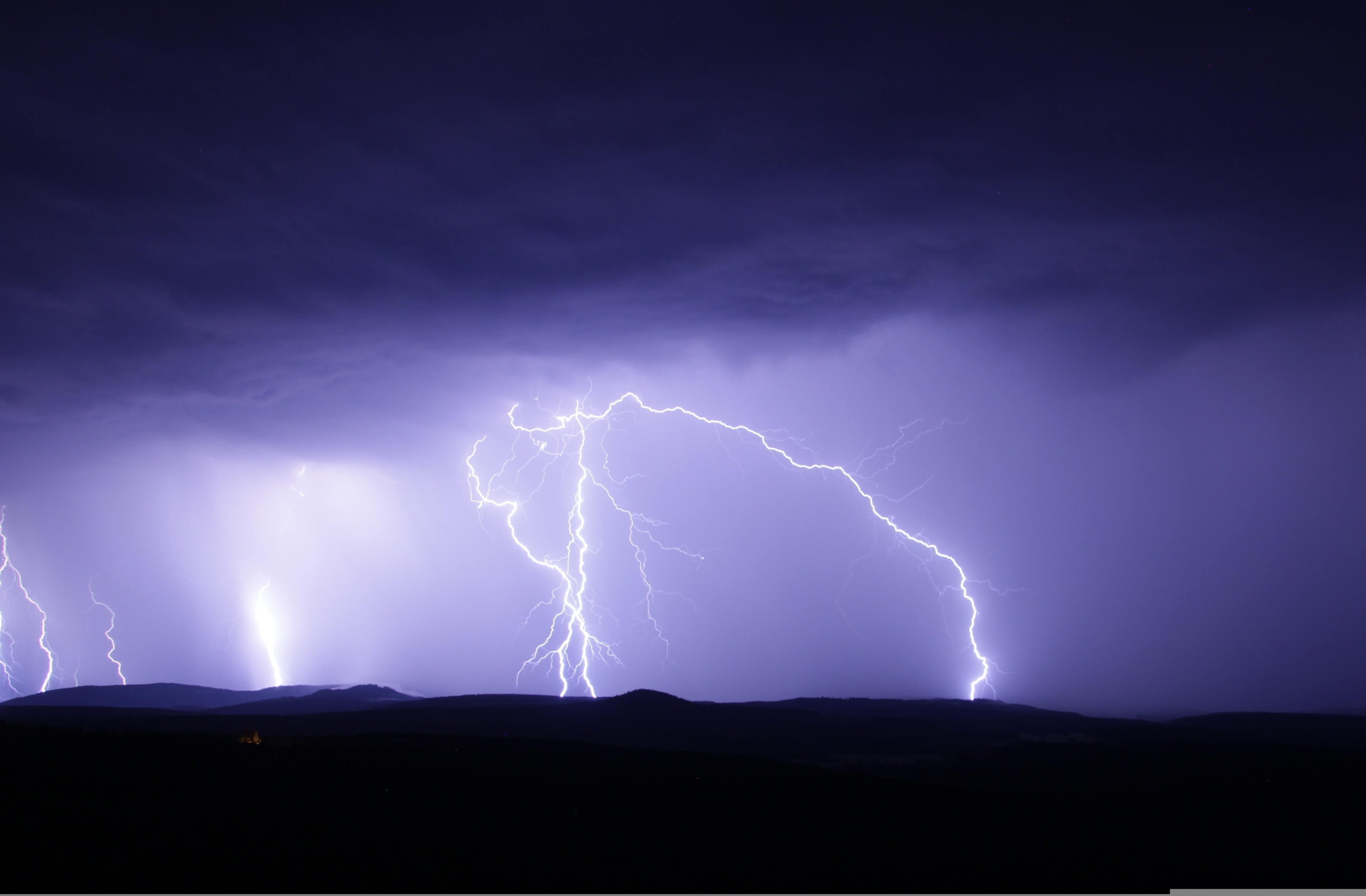 Alertă meteo în București. Meteorologii anunță furtuni și descărcări electrice