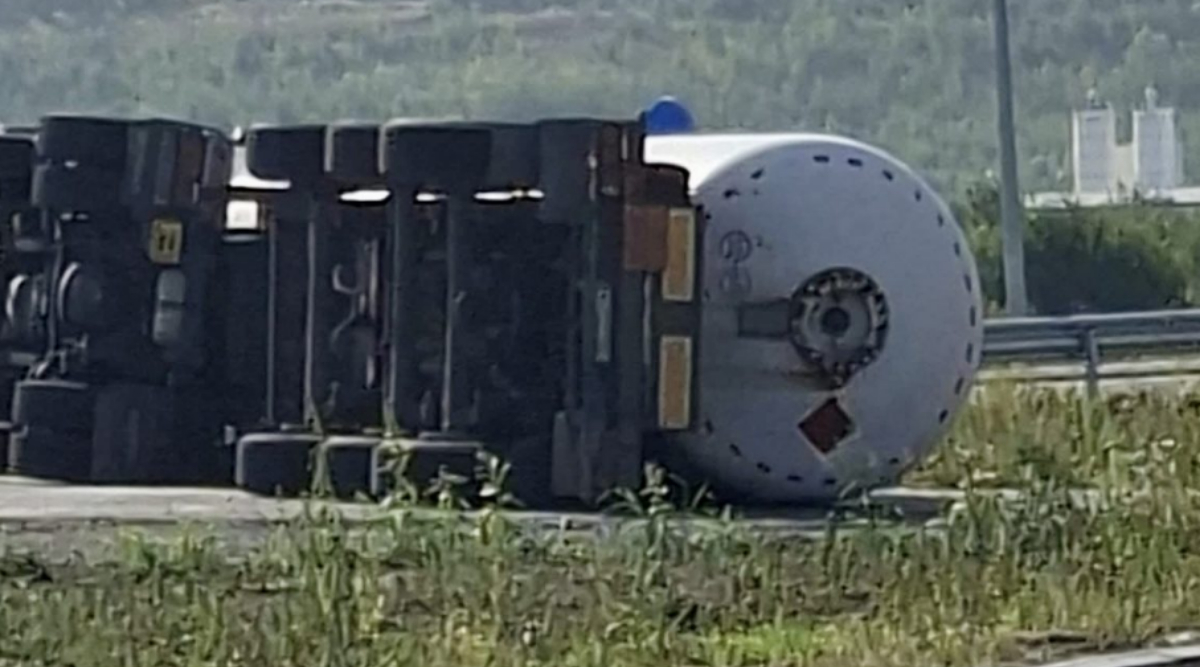 O autocisternă cu combustibil s-a răsturnat pe DN 7, în județul Argeș. Traficul a fost blocat