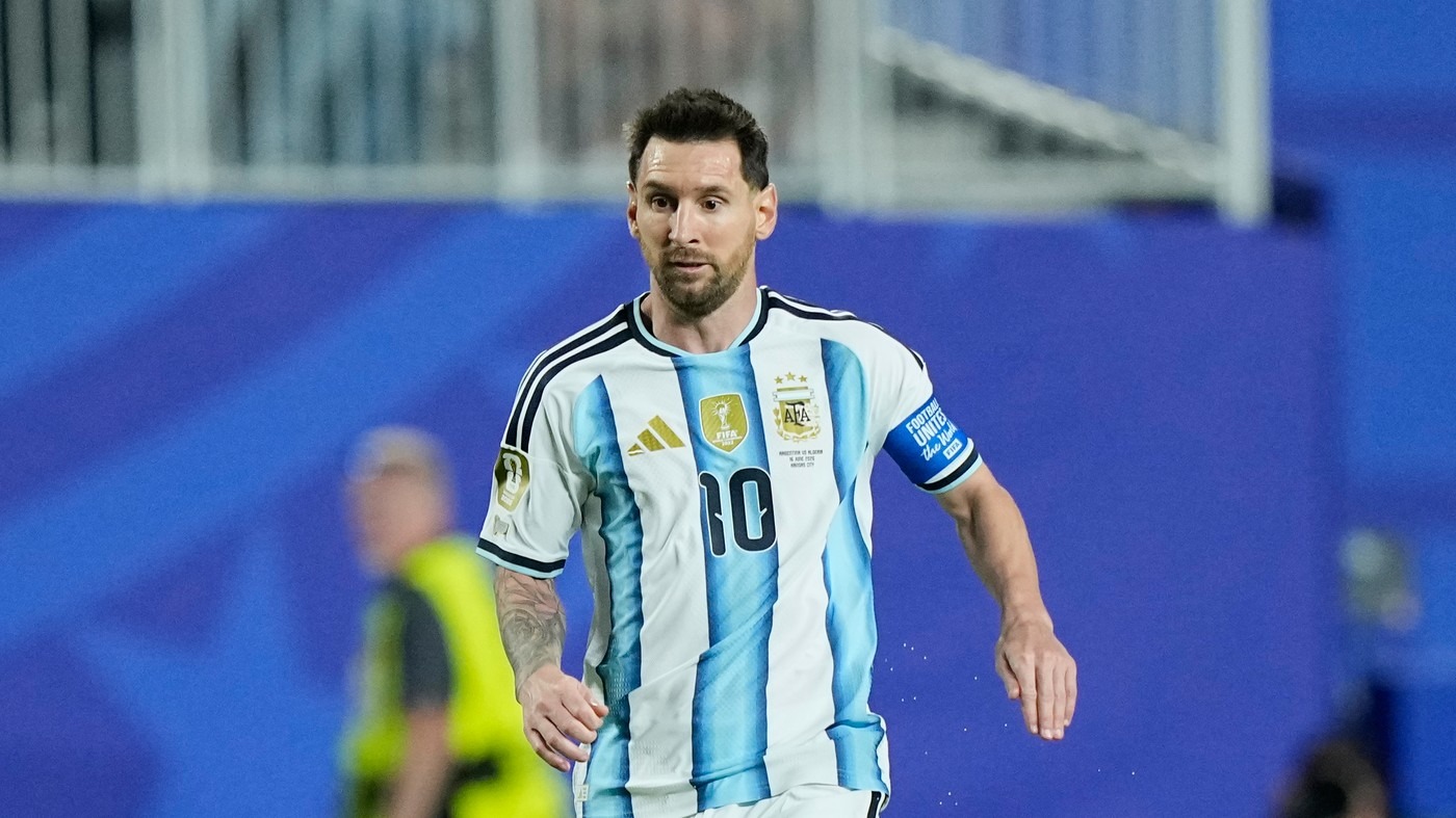 Lionel Messi, în lacrimi pe teren, după meciul Argentina-Algeria. Tatăl său a ajuns de urgență spital