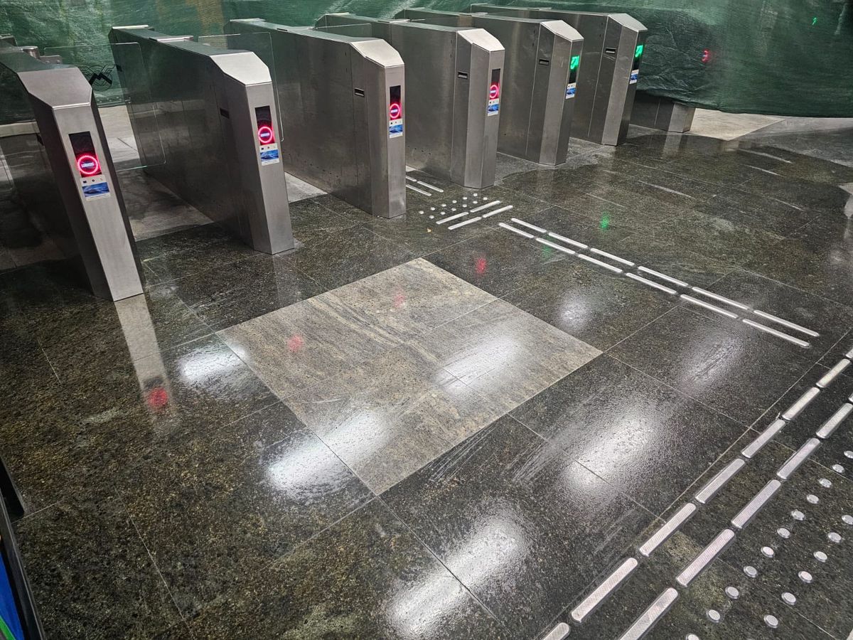 Foc în zona stației de metrou Titan. Una dintre intrări a fost închisă