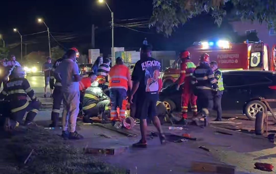 Trei minori și părinții lor, transportați de urgență la spital! Căruța în care se aflau a fost spulberată de o mașină, în Târgoviște