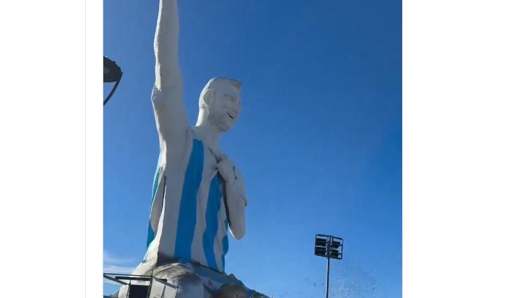 Statuia uriașă de 26 de metri dedicată lui Lionel Messi provoacă valuri de ironii pe internet. Cine este artistul care a creat-o