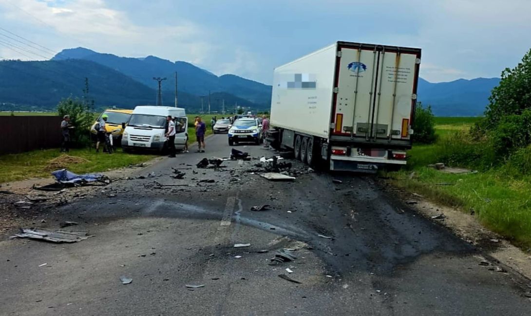 Un tânăr de 28 de ani și-a pierdut viața după ce mașina pe care o conducea s-a ciocnit cu un TIR, în Săcele