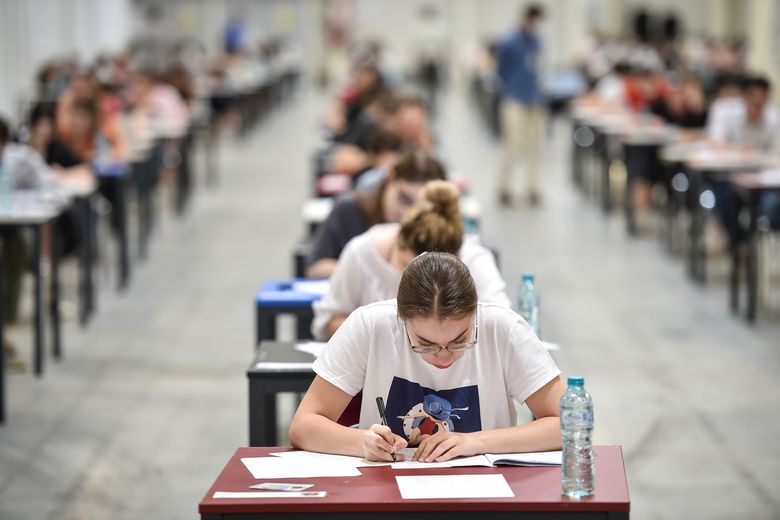 Elevi în sala de clasă