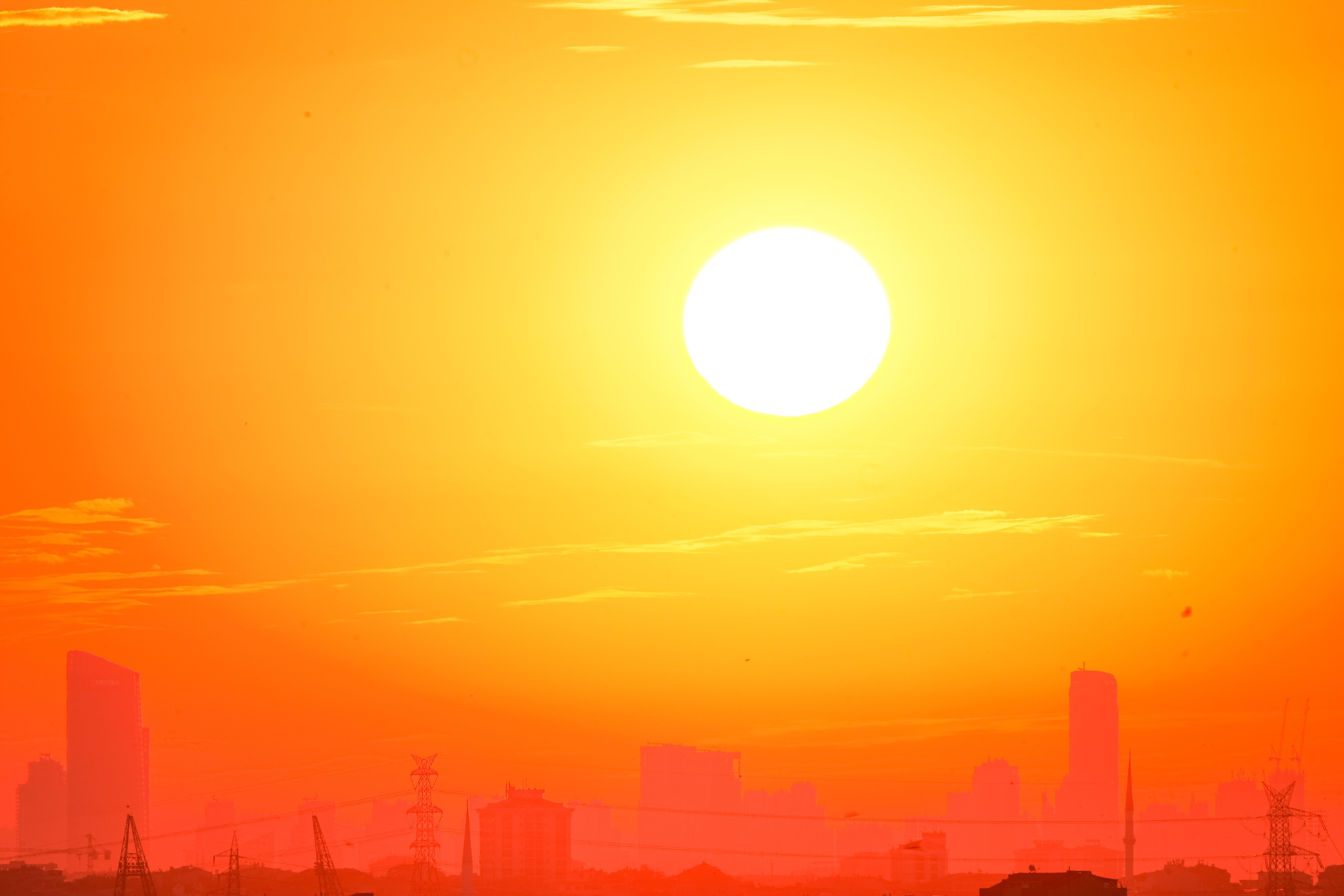 Europa, sufocată de temperaturi record. Cel puțin 40 de persoane și-au pierdut viața în urma caniculei
