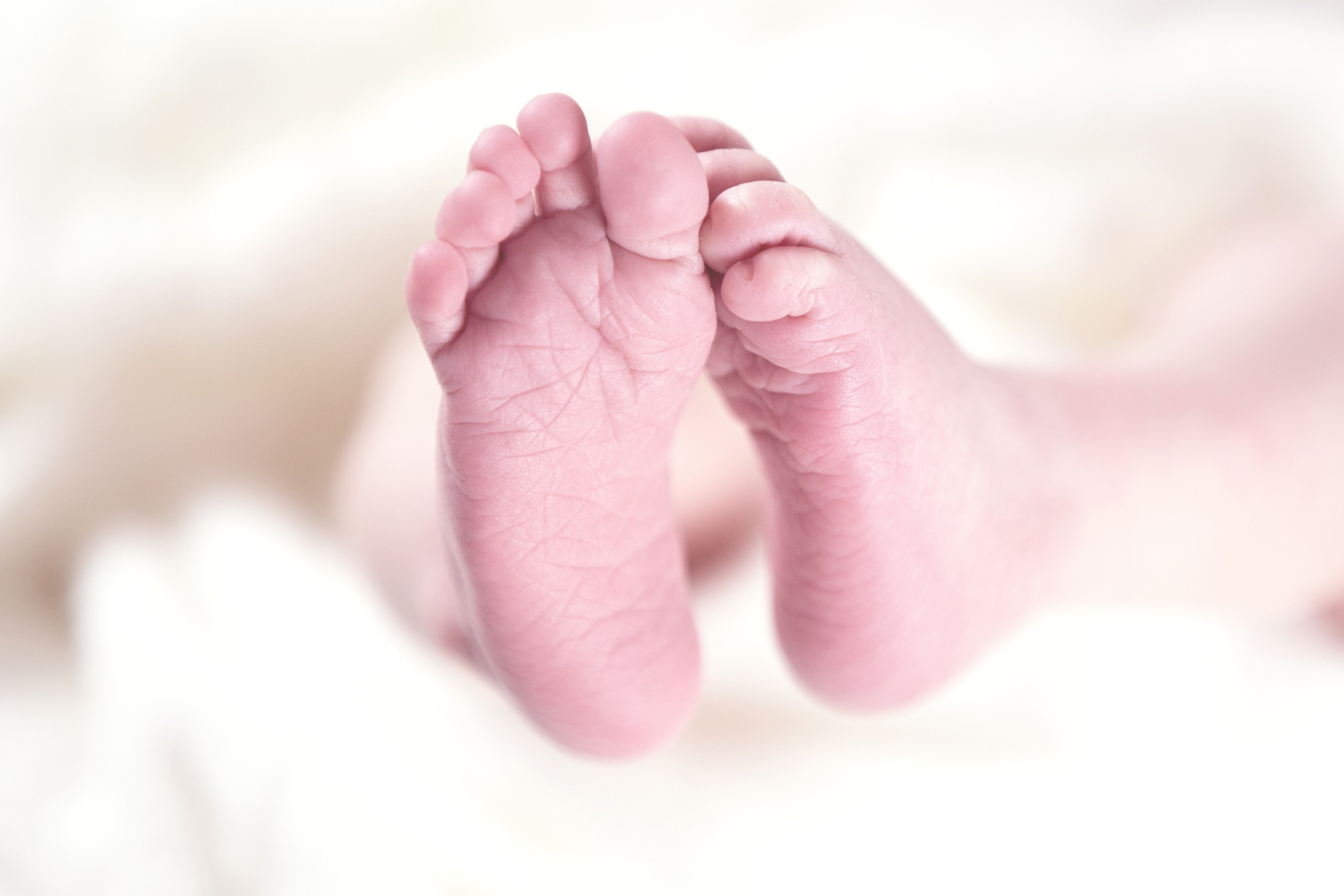 Un bebeluș român de 15 luni și-a pierdut viața în Italia, după ce a înghițit din greșeală substanțe interzise. Mama micuțului, cercetată pentru ucidere din culpă