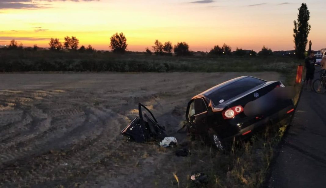O femeie și-a pierdut viața și două persoane au fost transportate la spital după ce au fost implicate într-un eveniment rutier, în județul Bacău