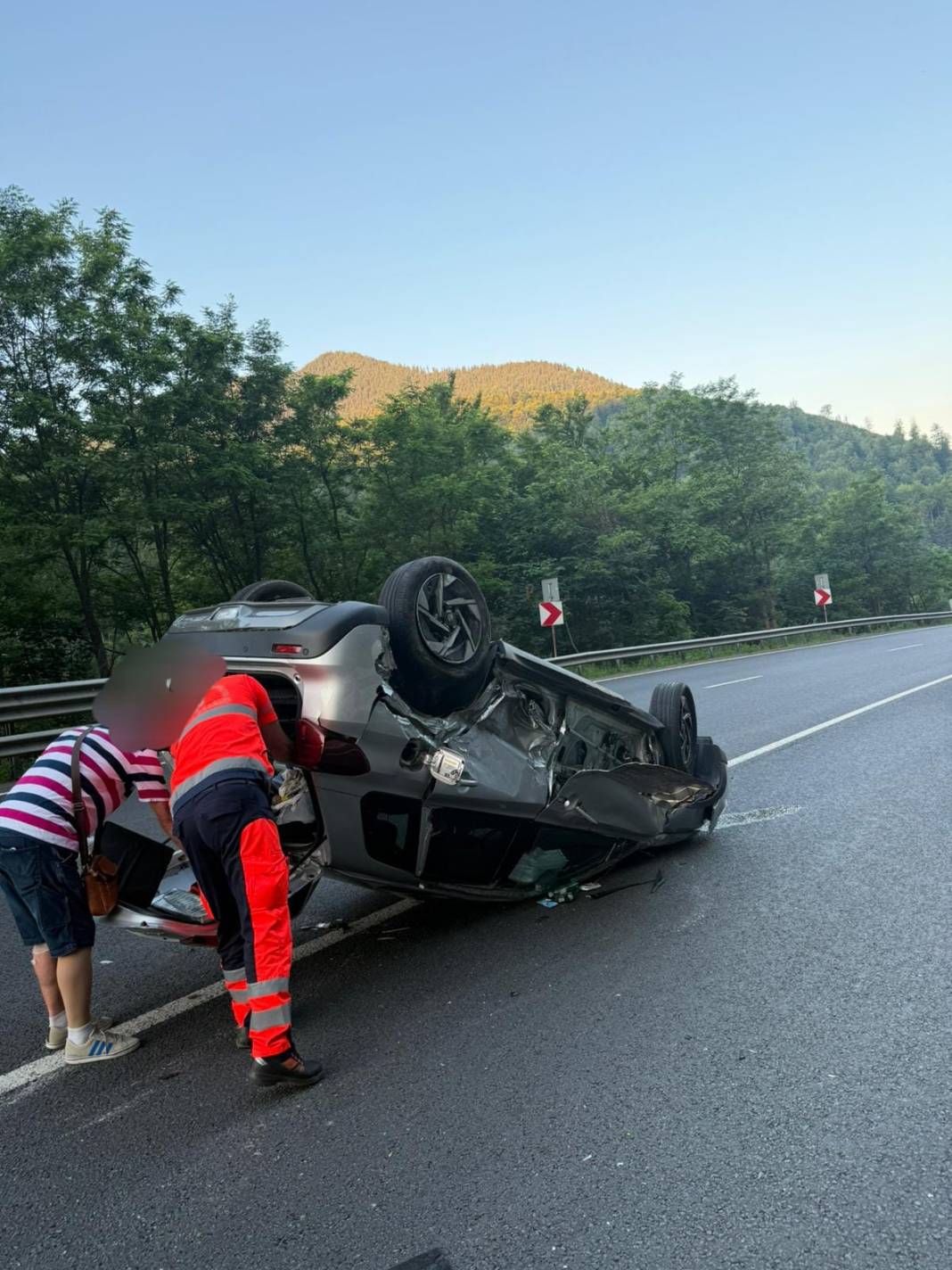 Autoturism răsturnat pe DN17, în Mureșenii Bârgăului. În evenimentul rutier au fost implicate patru persoane
