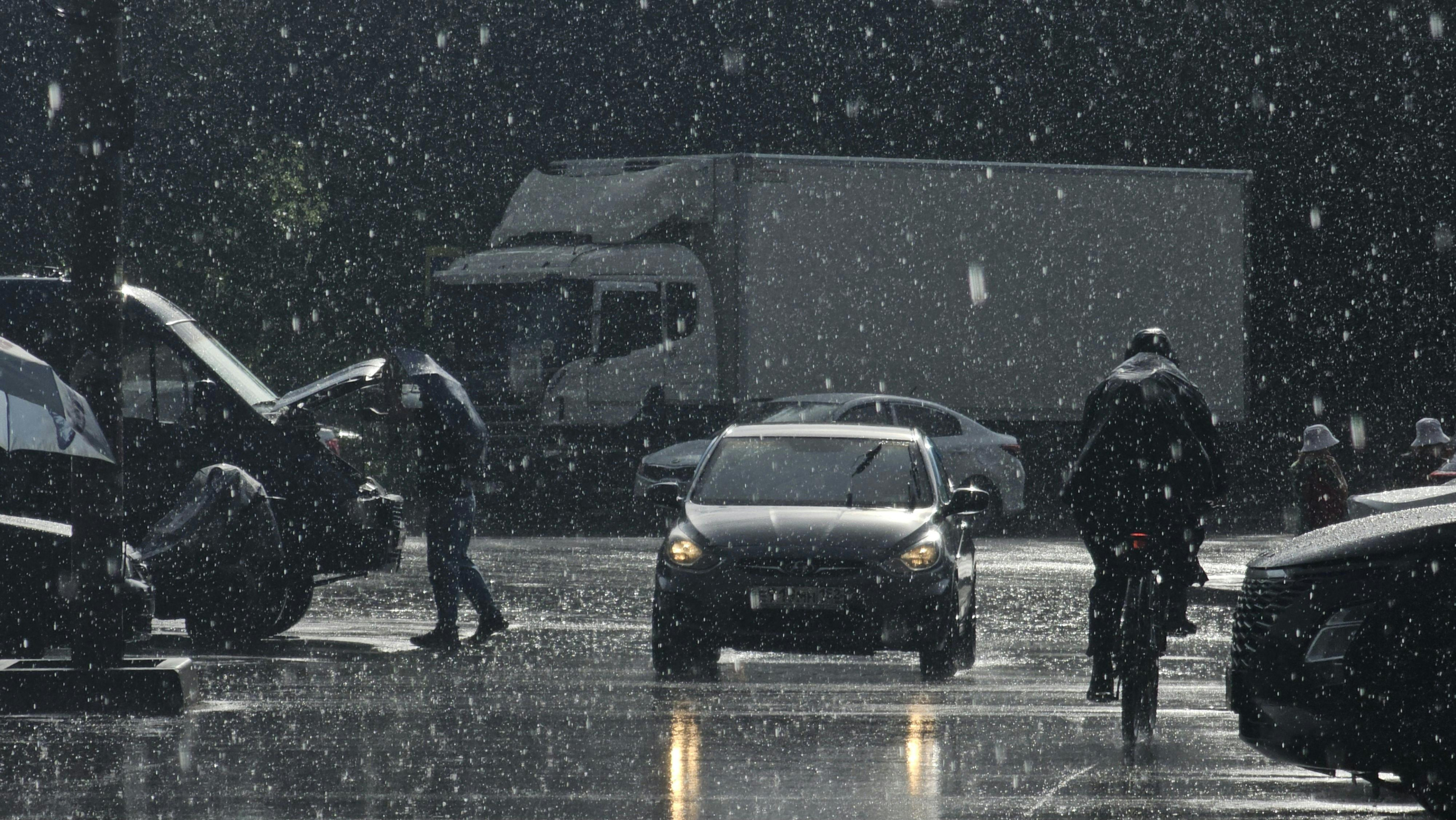 Ro-Alert în București! Sunt anunțate ploi torențiale, vânt puternic și grindină. Când expiră avertizarea meteo