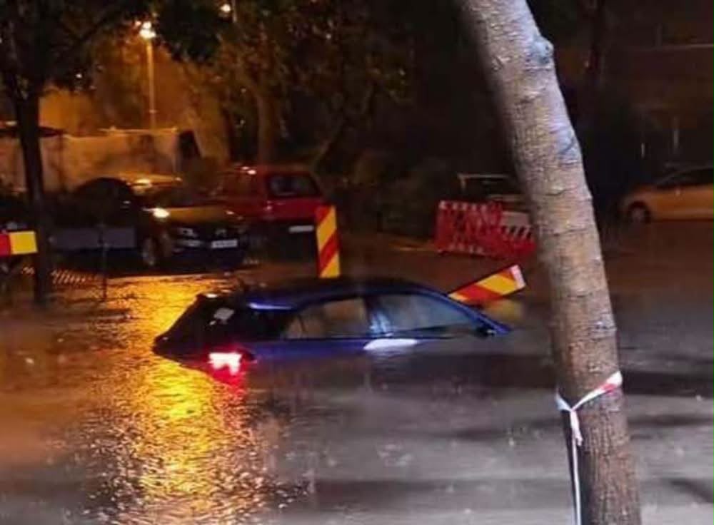 Capitala și alte 25 de județe intră sub COD portocaliu de ploi torențiale și vijelii. Rafelele pot ajunge până la 90km/oră