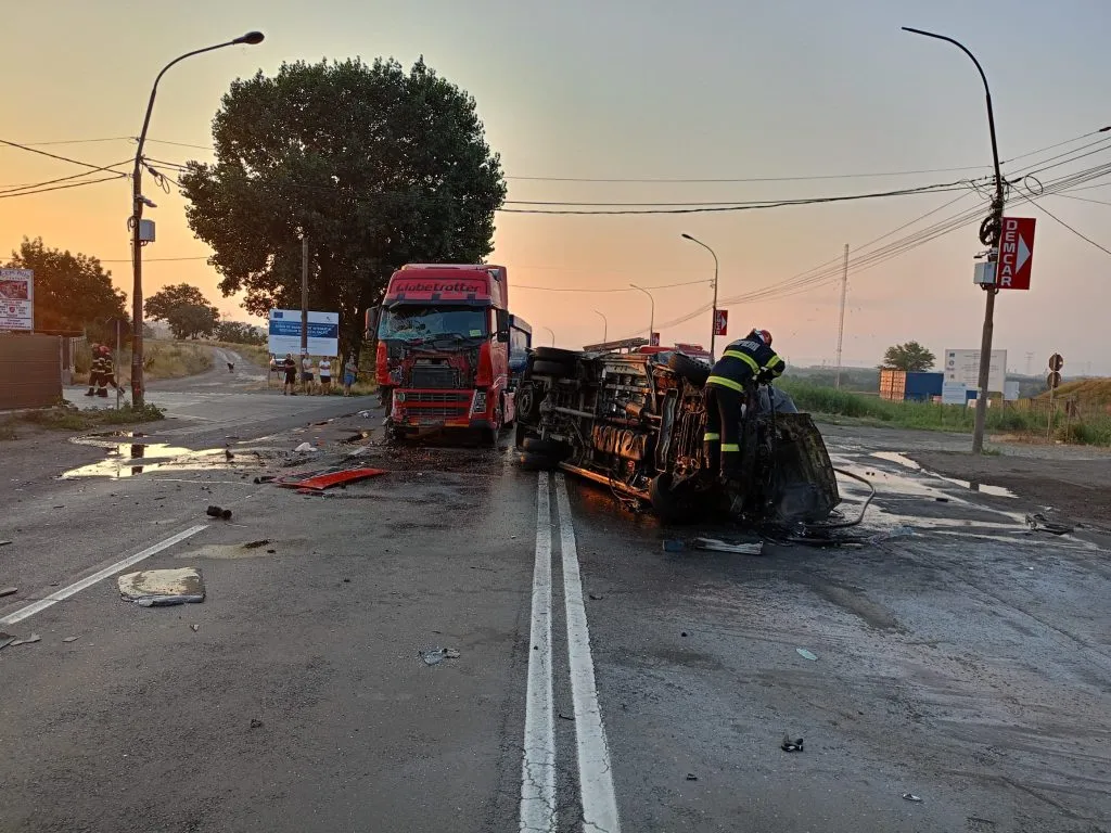 Un TIR și un microbuz pentru transport persoane s-au ciocnit violent în această dimineață! Microbuzul a fost cuprins de foc după impact