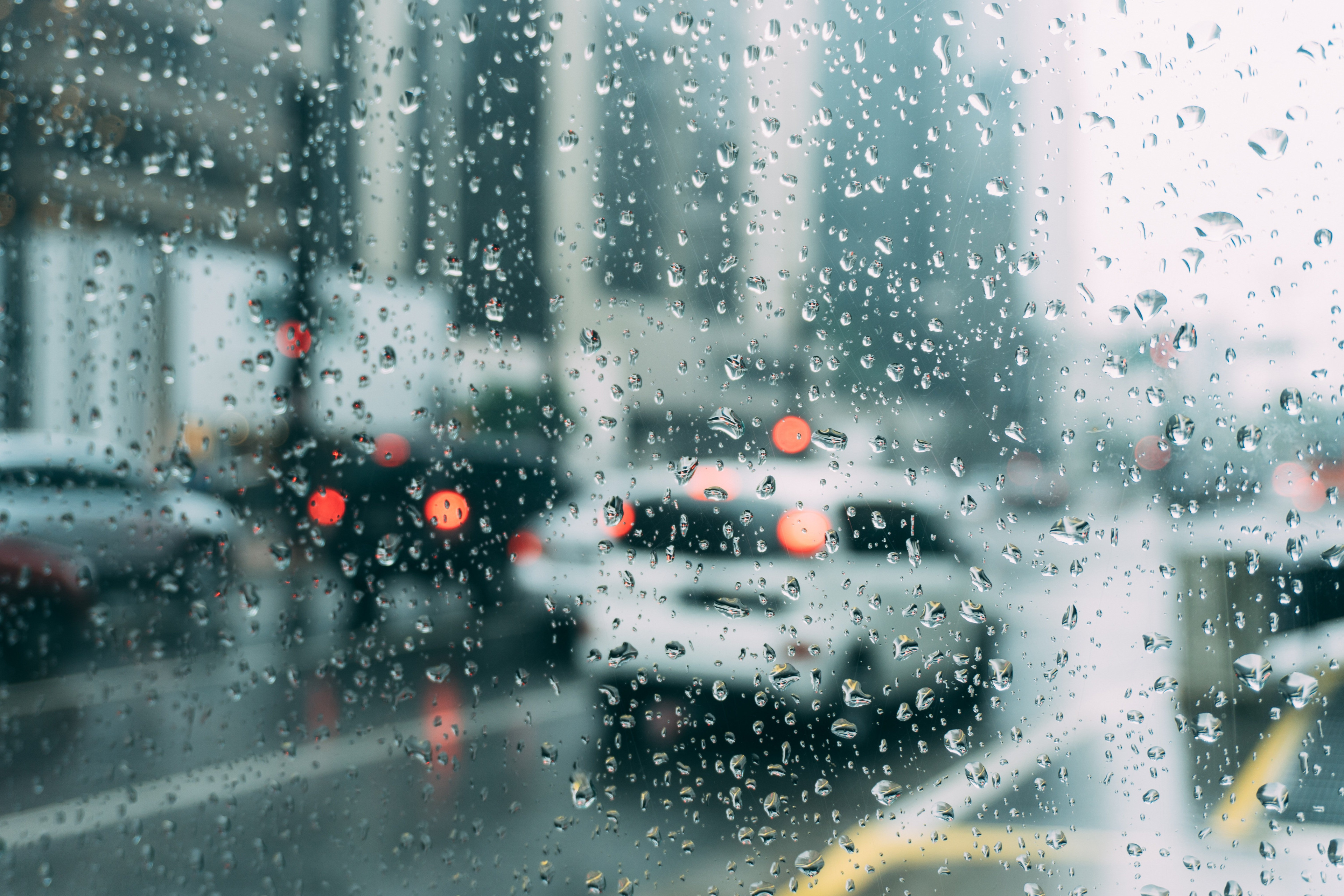 Un nou Cod galben de instabilitate atmosferică intră astăzi în vigoare. Meteorologii ANM anunță vijelii și ploi torențiale