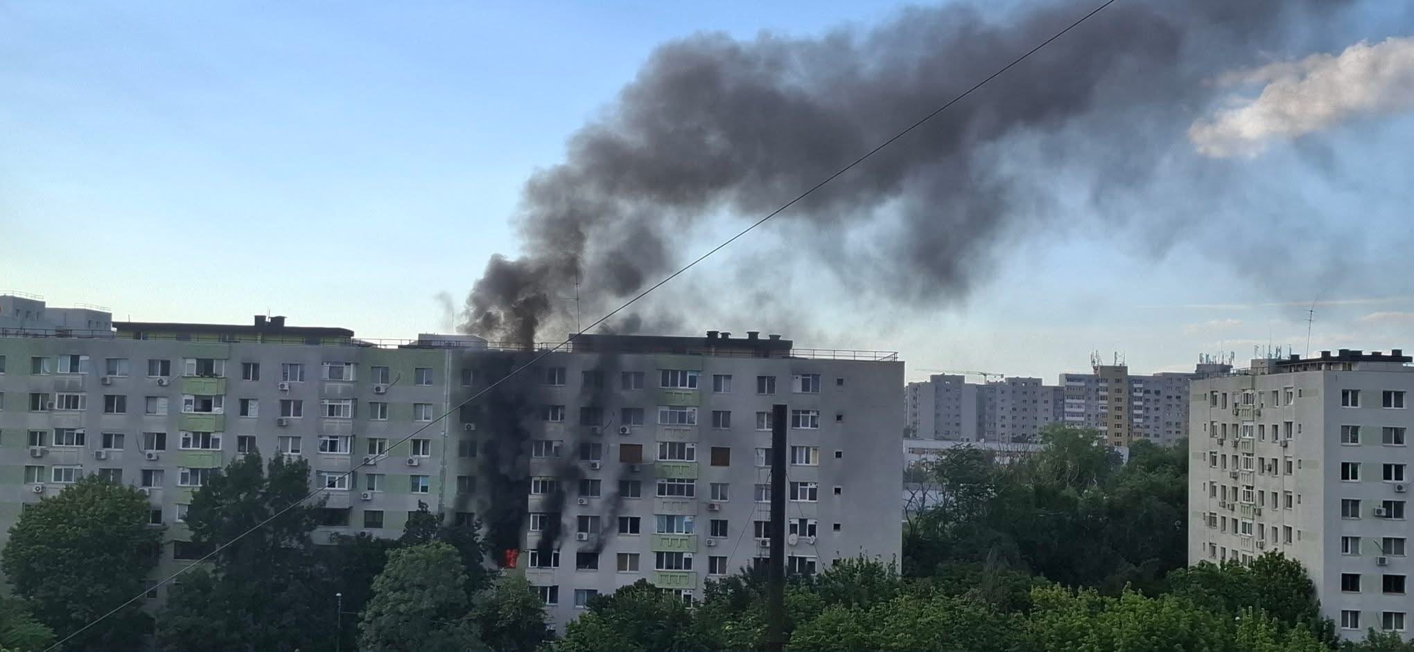 A ars un apartament din Sectorul 2 al Capitalei. 28 de persoane evacuate, iar 3 au fost transportate la spital