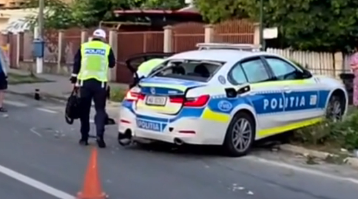 Eveniment rutier grav pe DN 39, în 2 Mai. Doi agenți și o tânără de 18 ani au ajuns la spital după ce un autocar a intrat într-o autospecială de poliție