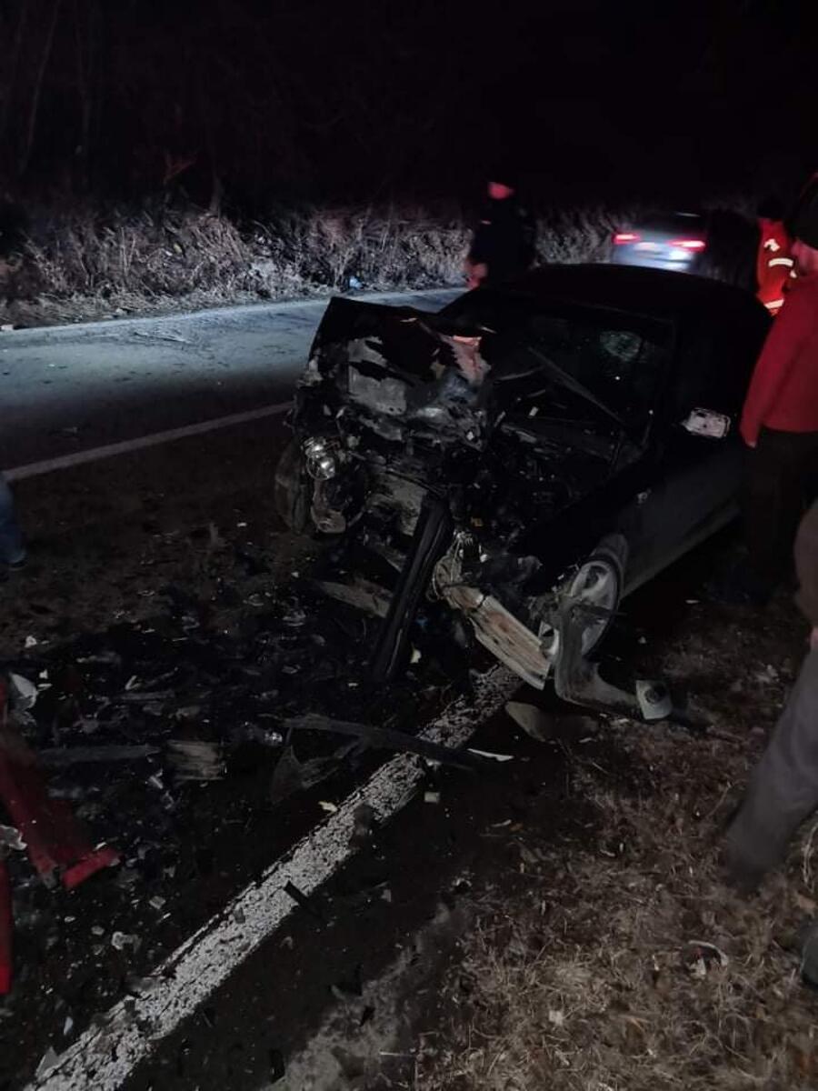 Un tânăr de 16 ani și-a pierdut viața, iar alte patru persoane au ajuns la spital după ce mașina în care se aflau s-a ciocnit de un gard pe DN 67D, în Gorj