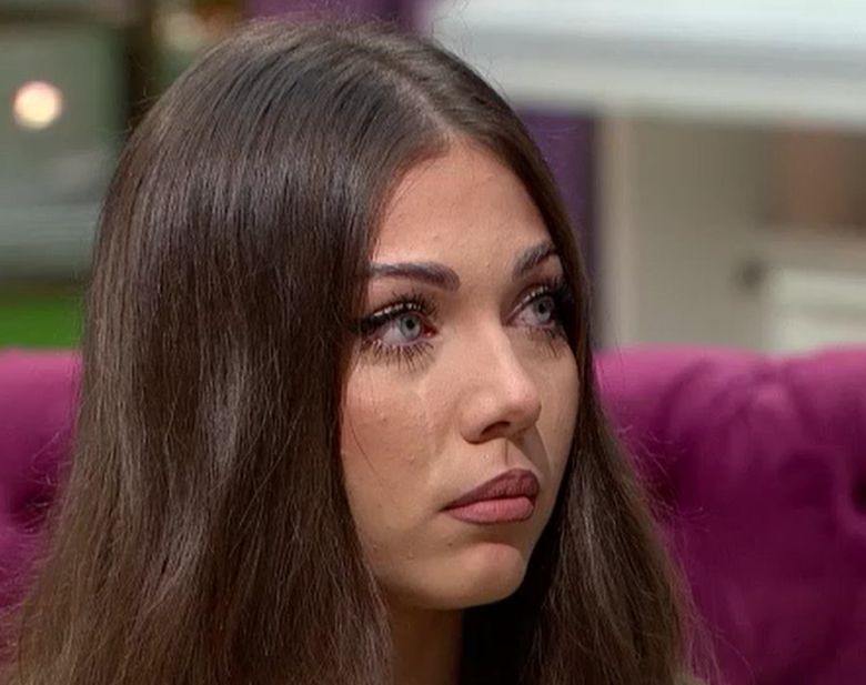 Lucia plânge