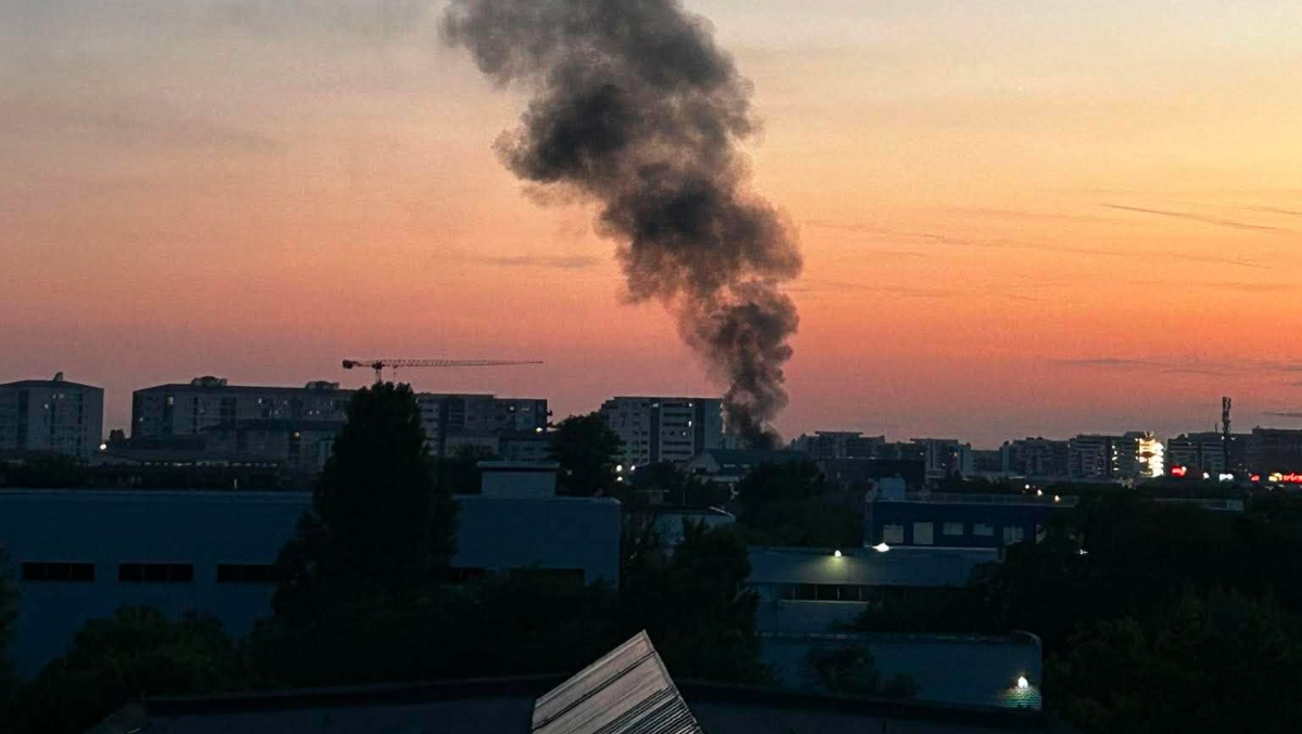 BREAKING NEWS Arde o casă în Sectorul 6 al Capitalei! Sunt degajări mari de fum