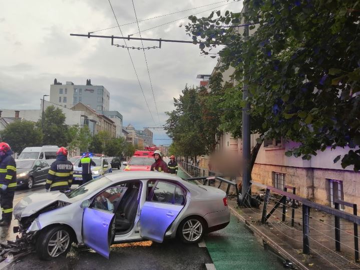 BREAKING NEWS O femeie a rămas blocată în propria mașină, după ce a intrat într-un gard metalic