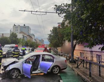 BREAKING NEWS O femeie a rămas blocată &icirc;n propria mașină, după ce a intrat &icirc;ntr-un gard metalic