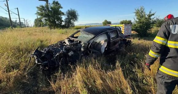 Un bărbat și-a pierdut viața după ce autoturismul pe care &icirc;l conducea a fost acroșat de un tren, &icirc;n județul Suceava