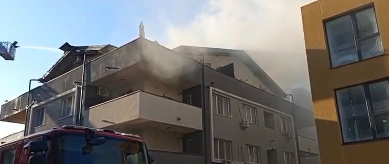 Momente de panică într-un bloc din Popești-Leordeni, după ce mansarda a fost cuprinsă de flăcări.