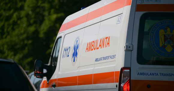 Un șofer de 35 de ani a provocat un grav eveniment rutier după ce a intrat cu mașina &icirc;ntr-un copac 