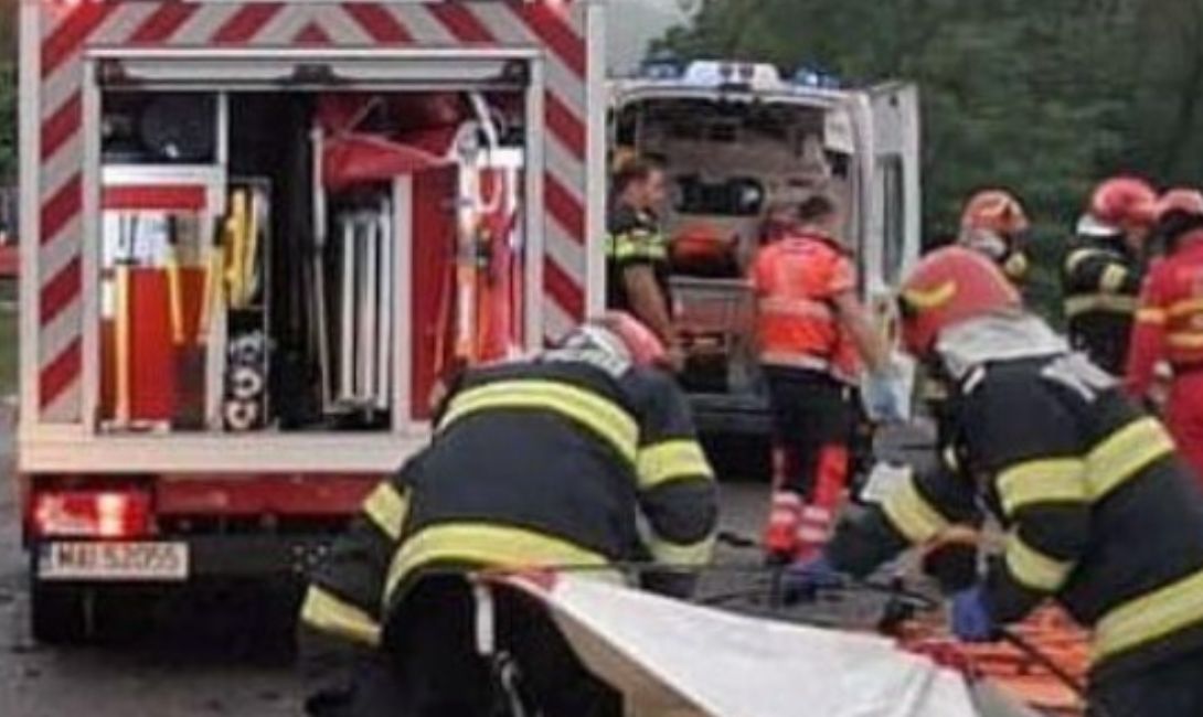 Un tânăr de 28 de ani și-a pierdut viața după ce a fost acroșat de un autotren, în județul Bihor