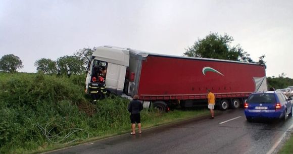 Un autocamion a ajuns &icirc;ntr-un șanț după ce șoferul ar fi fost &icirc;nțepat de o albină, &icirc;n localitatea Ostrov