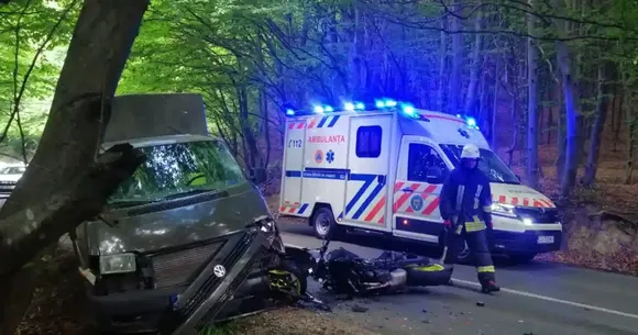 Un motociclist de 27 de ani a ajuns la spital după ce a fost acroșat de o mașină &icirc;n Cluj
