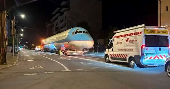 Fuselajul avionului văzut pe o stradă din Cluj.