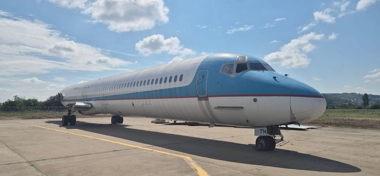 Fuselajul avionului văzut pe o stradă din Cluj.
