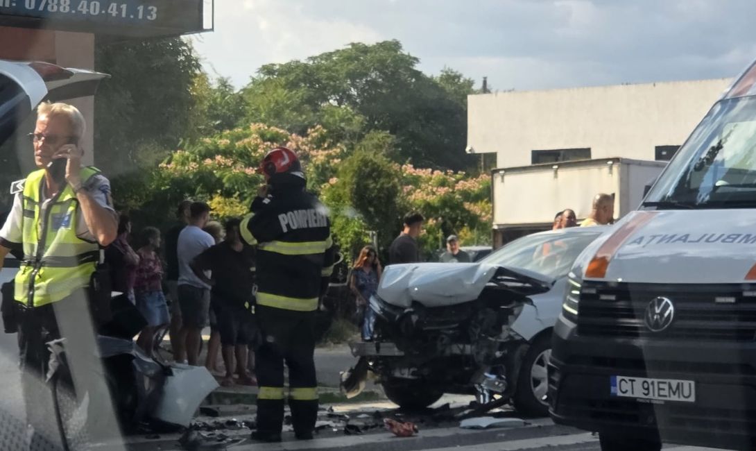 Trei persoane, printre care și o fetiță de 6 ani, au ajuns la spital după ce cinci autoturisme au fost implicate într-un eveniment rutier în Eforie Sud