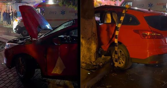 Un bărbat a ajuns la spital după ce mașina pe care o conducea a intrat &icirc;ntr-un copac, &icirc;n municipiul Iași